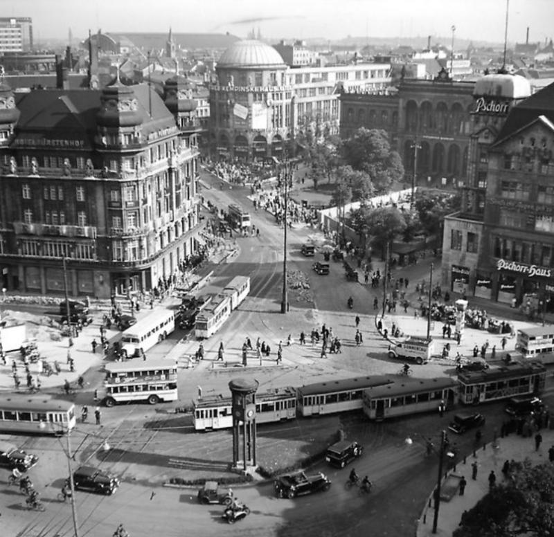 Potsdamer Platz mit Verkehrsturm