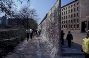 An der Berliner Mauer in der Niederkirchnerstraße
