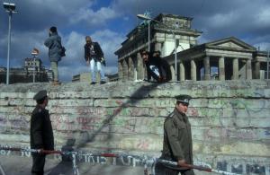 Auf der Mauer am Brandenburger Tor