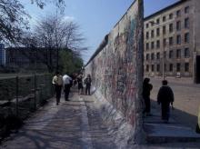 An der Berliner Mauer in der Niederkirchnerstraße